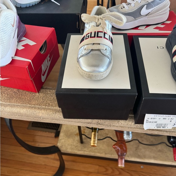Toddle silver Gucci shoes. Size 25 - Picture 2 of 2
